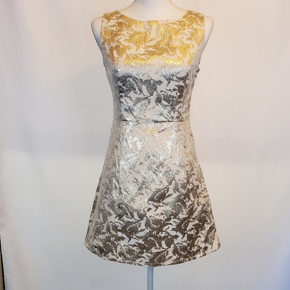 Womens Dress Floral Gold Lamay on Cream Background Size SM NWT Boutique Elliston